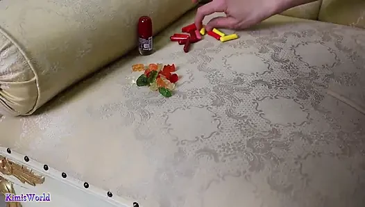 Tatlı parmakla azdırma - parmaklarının arasında renkli şeker