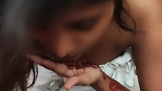 Erkek arkadaşımın büyük yarağını emiyor ve titreşiyor