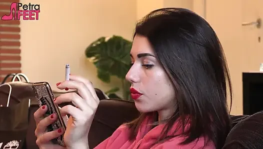 Rauchen mit wunderschönem italienischem schätzchen