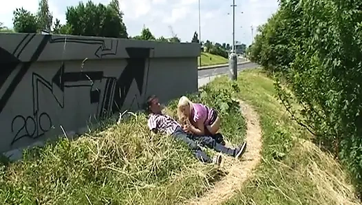 Outdoor-fick für eine blondine in schwarzen strümpfen