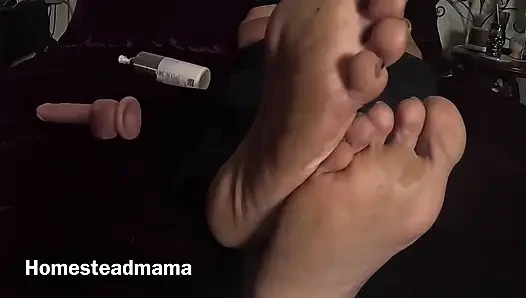Грязные ступни, подчищают ступни