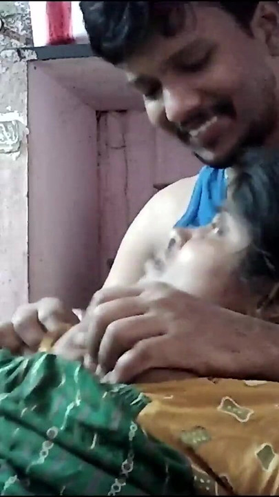 "भारतीय घर की पत्नी बड़े काले स्तन" से शक्तिशाली क्षण