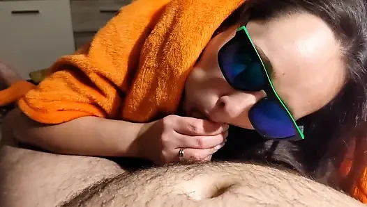 Üvey kız bacaklarını açıyor ve sıkı ıslak amcıkla sikime mastürbasyon yapıyor