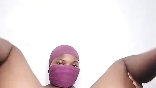 Трахаю пальцами мой клитор так жестко