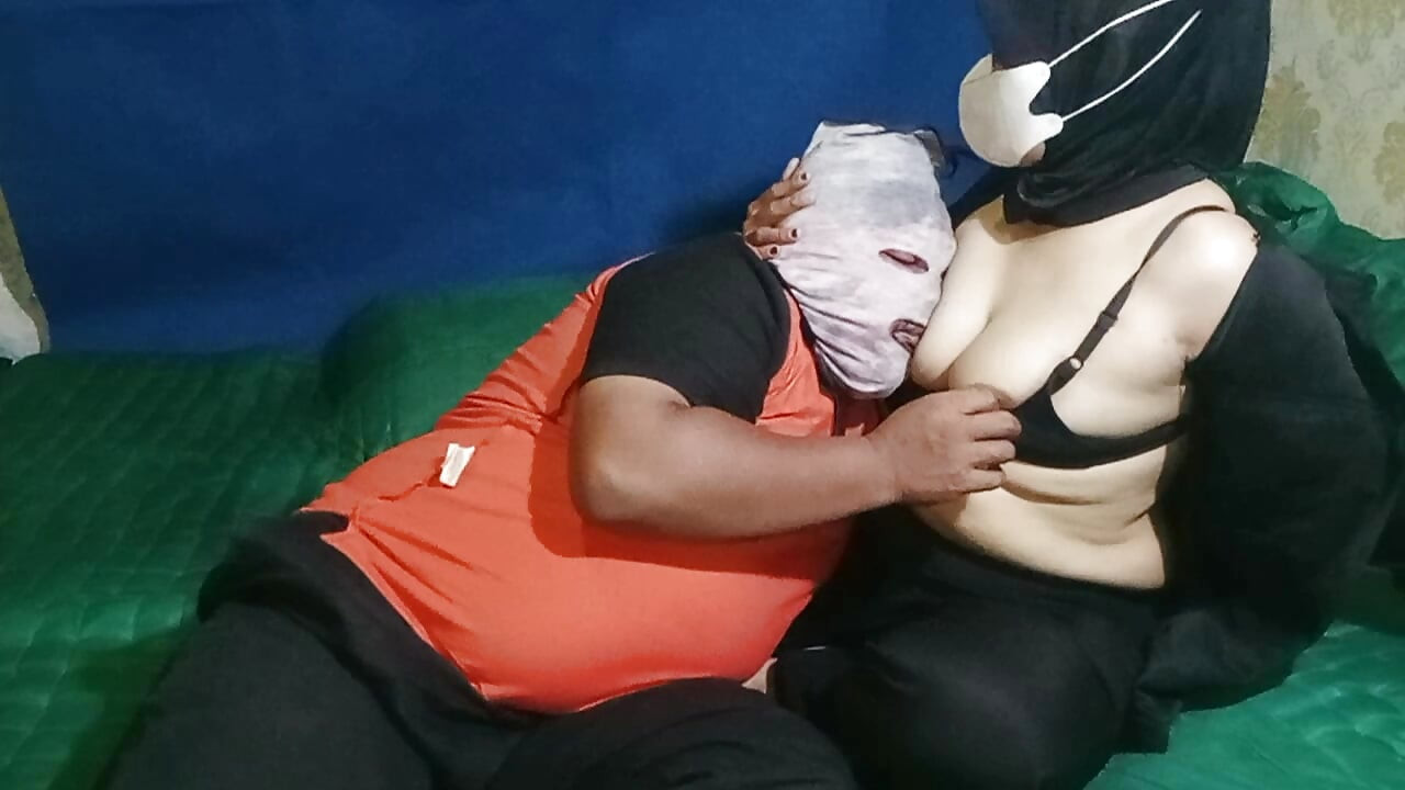 Une agent de sécurité se fait lécher la chatte et baiser