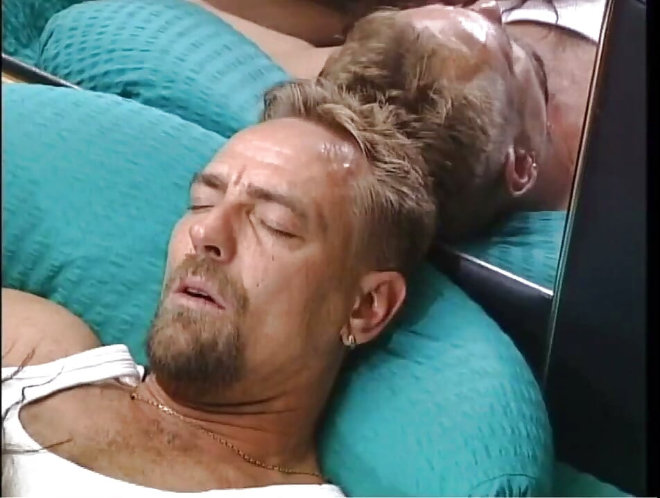 Twee geile modellen neuken door hun cameraman met een grote pik