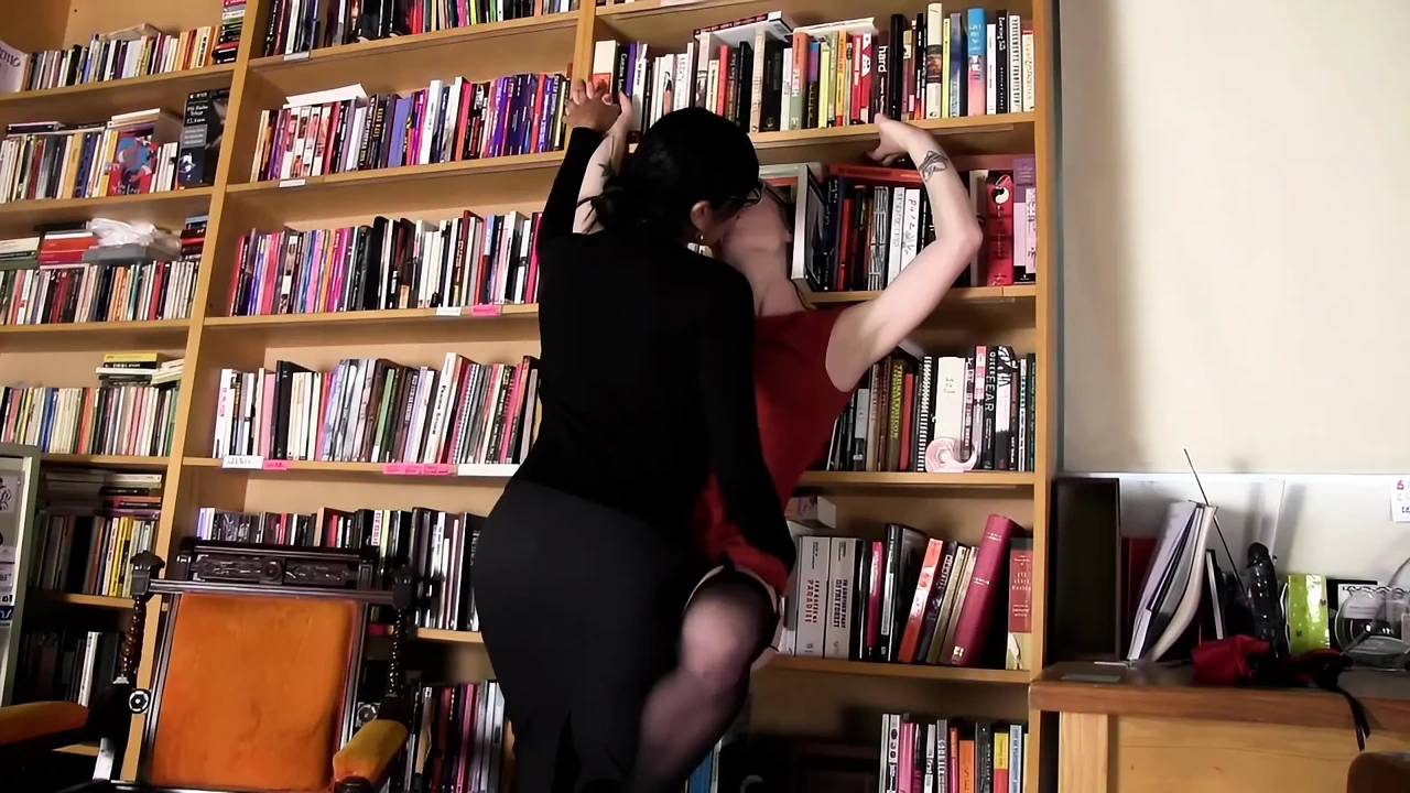 请不要停止! - 小奶子黑发女郎在浴缸里被激烈地舔阴