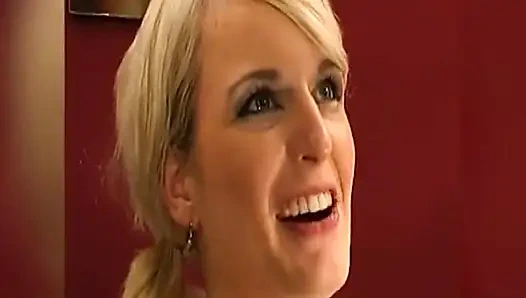 Azgın Iri Güzel Kadın Kulüpte Birden Fazla Fışkırtma Orgazmına Kadar Islak Amına Yumruk Sokuyor!