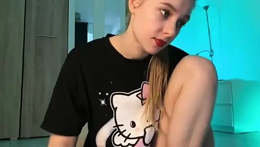 Jusielusse is masturbating her bright pink anus