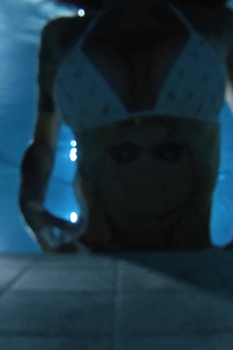 Schwimmen unter wasser in der nacht