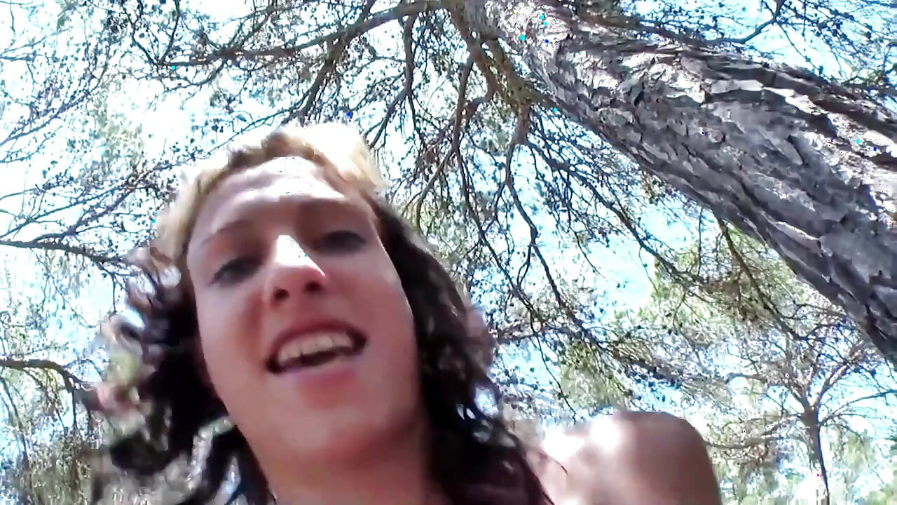 Zgodna strana riba buši svoju pičku na otvorenom