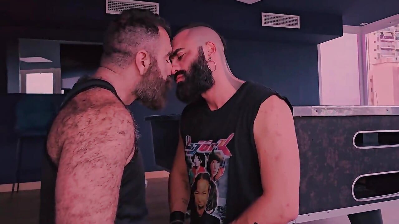 Gospodarev kurac jebe sočnu dlakavu rupu. Bradati gospodar jebe Robhairy