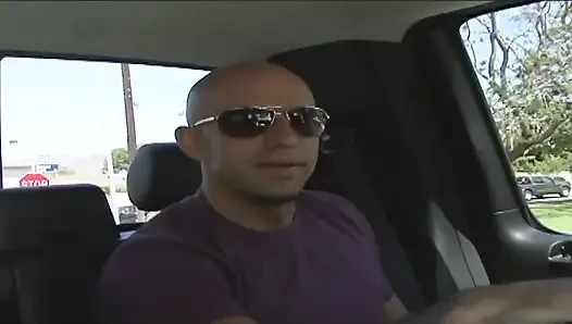 Tätowierte MILF mit erstaunlichem körper liebt dogy style ficken