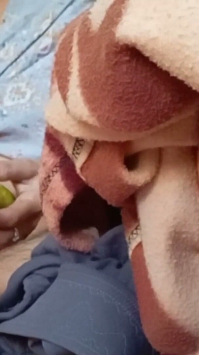 הגיס ראה את הבהאבי מכניסה מלפפון ורגיע את הכוס של הבהאבי Xxx סקס בהינדי | קליפ 1