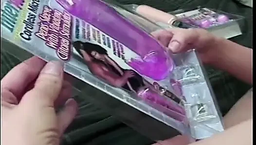Junge a-cup brünette spreizt ihre beine und kommt, vibrator an ihrem kitzler zu halten