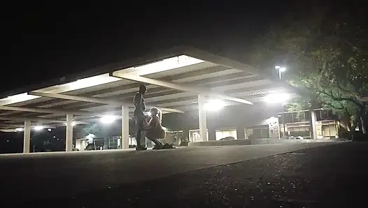 Boş bir otoparkta riskli seks!