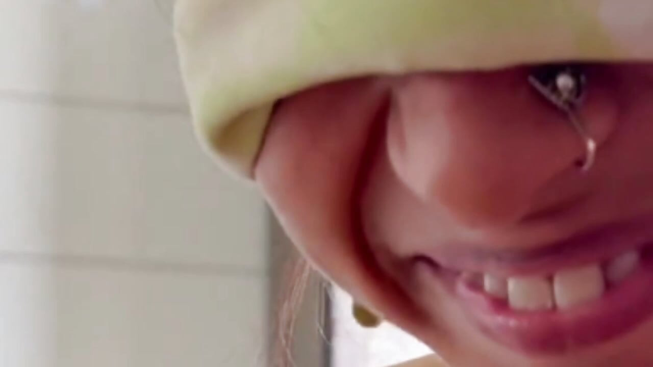 Awek comel pemalu