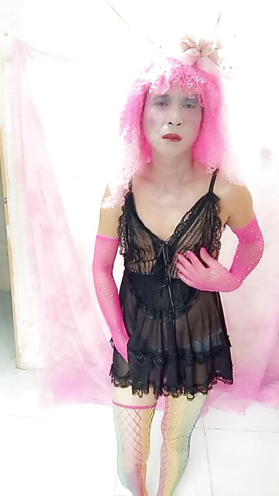 오안 레 트랜스젠더가 섹시한 옷을 입고 자지를 찌르는 장면