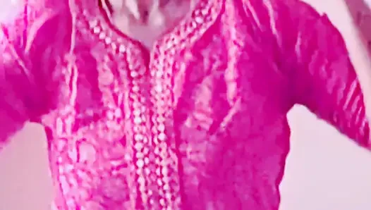 Mantan pacarku dengan toket besar ngirim video ganti baju sama pacarnya