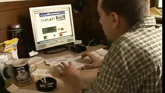 Cewek kulit putih jilat memek sempit cewek kulit hitam di ruang tamu