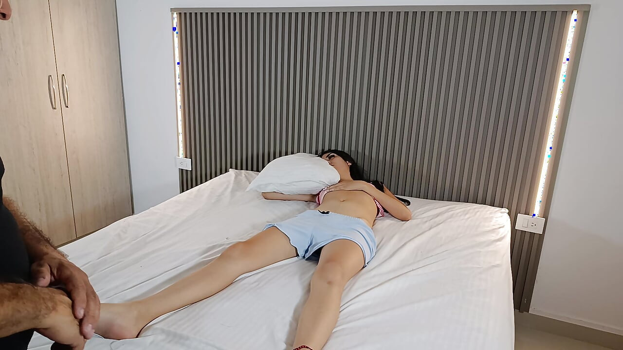 새아빠가 내가 쉬는 동안 내 작은 보지를 손으로 주물러 준다