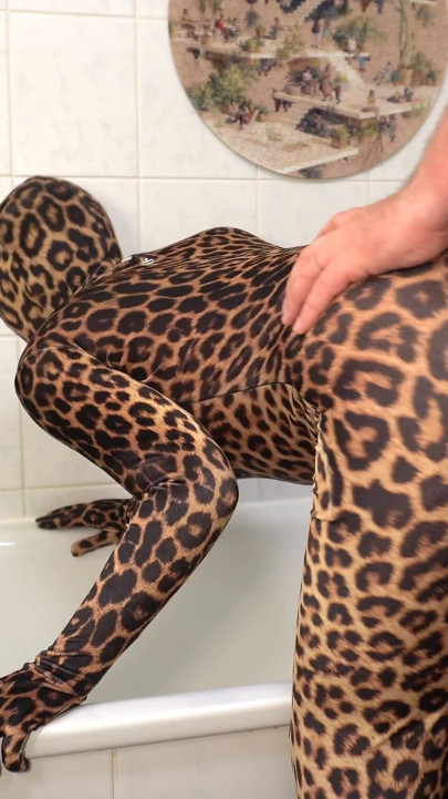 Leo Zentai catsuit Nassbad Erfahrung in der Badewanne endet mit Gesichtsmaske und spermaspiel - Projektfundiary
