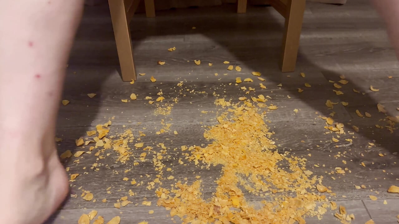 Food Crunching - Πατώντας στα δημητριακά με γυμνά πόδια Asmr