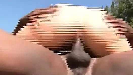 Büyük memeli sarışın tıknaz orta yaşlı seksi kadın açık havada büyük siyah yarakla sikiliyor