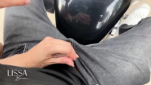 Я доставаю хуй моего сводного брата на мотоцикле