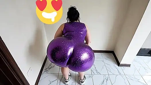 Pantat besar dalam gaun ungu, dia sangat panas