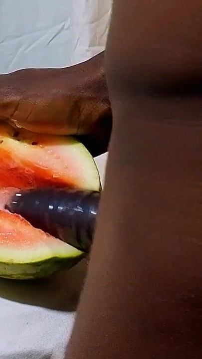 젖은 보지로 달콤한 수박을 사용하는 남성 자위 포르노 여자 핫한 보지를 보면서 섹스하고 즐겼어 | 클립 1