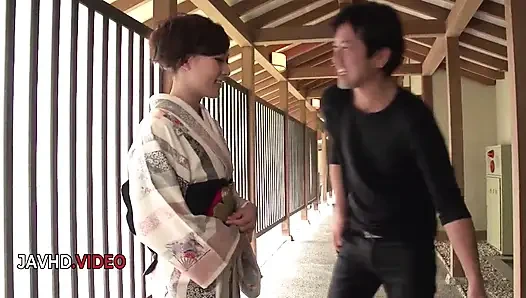 Extravaganza si gadis jepang lagi asik nyepong kontol di luar ruangan sambil dibintangi aoi mizuno