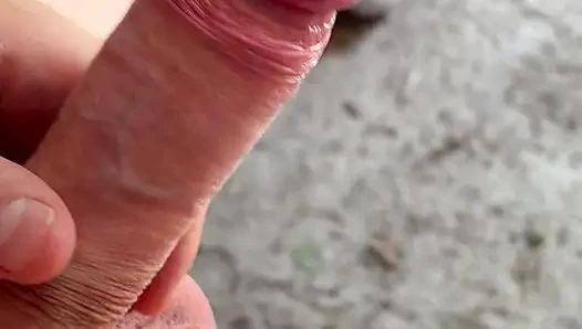 Bahçede sert yarak boş fışkırtıyor