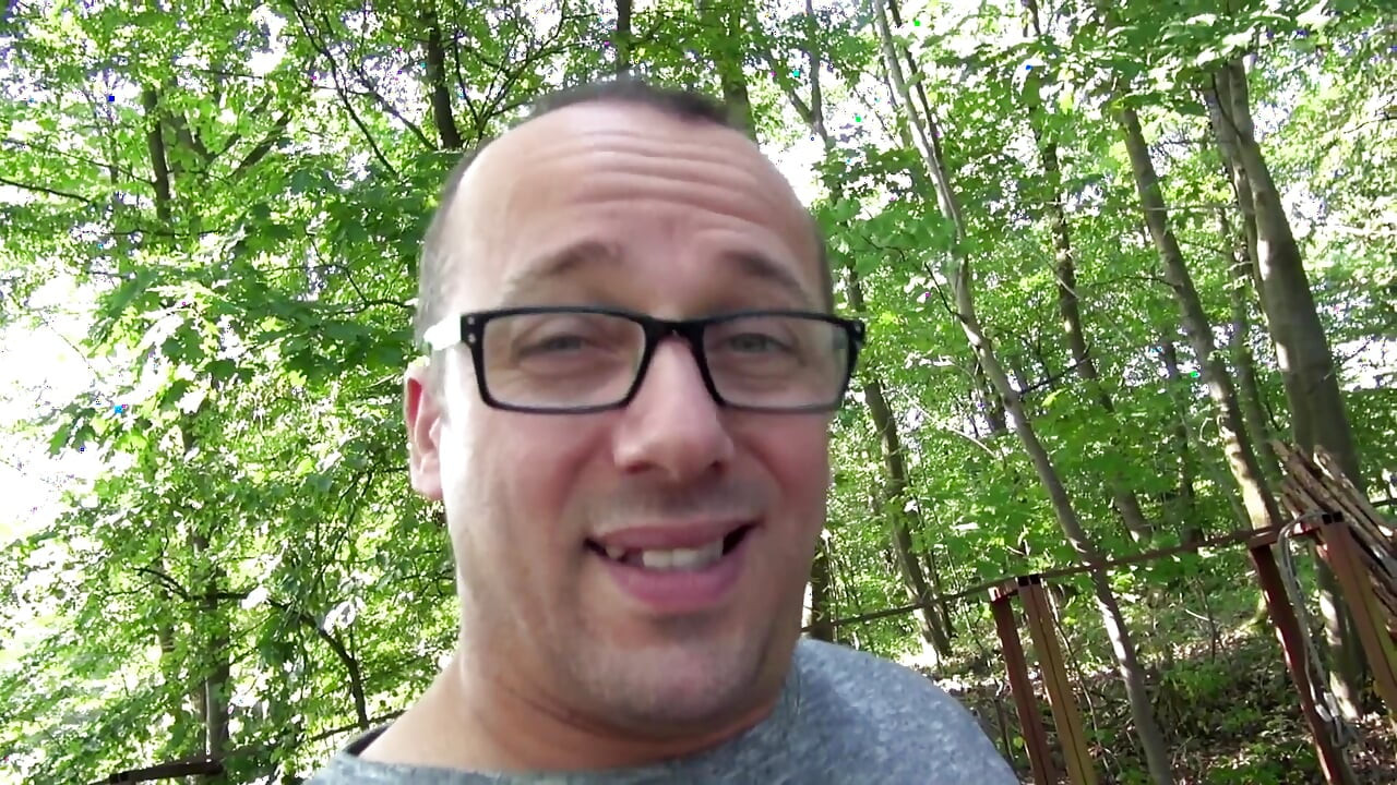 Чукане на открито в тройка за секси брюнетка