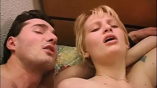 Молодую грудастую блондинку с волосатой киской в задницу трахнул и кончил на задницу огромный член в любительском видео