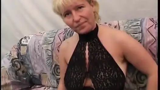 Blonde reife mit dicken möpsen wird gefickt und mit spielzeug gefickt