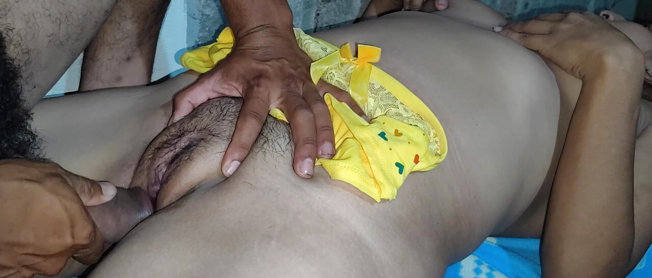 Großer Jungfrau Stiefbruder penetriert tamilisch-indische Muschi im X-Video.