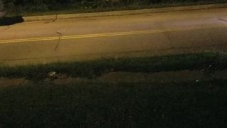 Naga na trawniku przed domem