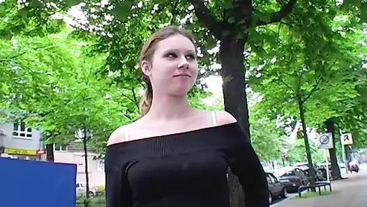 Linda adolescente alemana afeitada y destrozada