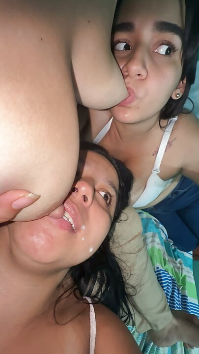 Flash & Suck FaceTime POV : Montrer nos seins laiteux et chargés à la caméra