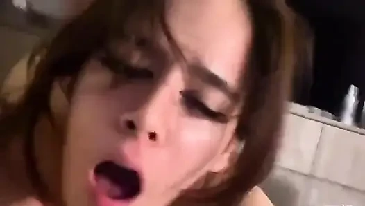 Zierliches geiles mädchen fickt wie verrückt und bekommt einen creampie
