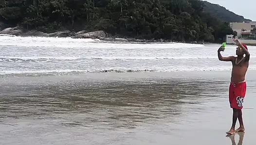Aktor mainan terkenal ngentot aku di gubuk kayu sampai crot di mulutku
