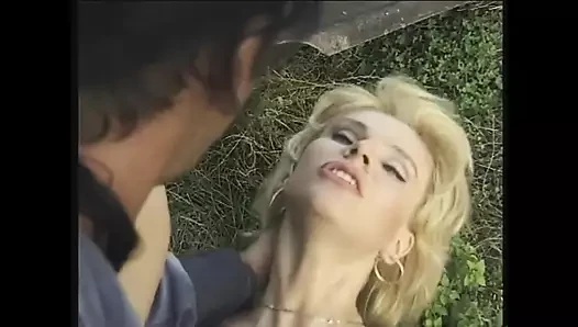 Güzel sarışın orta yaşlı seksi kadın sikilmeden önce ayaklarını ve amını yalatıyor