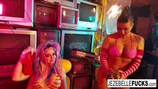 Surrealer lesbischer Sex mit Jezebelle und Leya