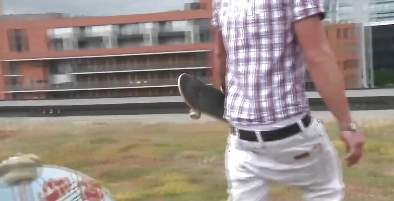 Niemiecka Skater Boys Kriss i Malte są napalone na gorącą sesję na dachu. jeśli you into blond niemieckie twinks, nieobrzezane kutasy i gorące