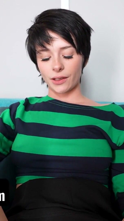 Cuando los padrastros no están, los hermanastros se ponen a jugar - sislovesme tensión sexual | Clip 1