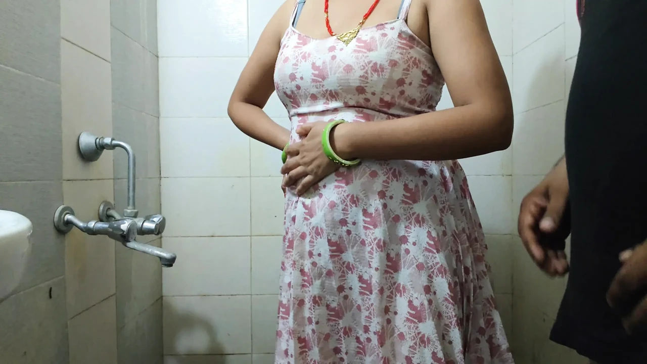 Bhabhi ko bathroom mai mast choda