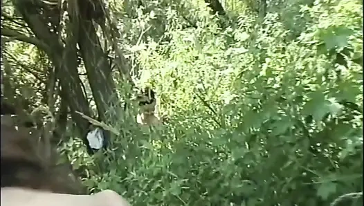 Gadis cantik ini dientot gaya doggy habis-habisan sama kontol besar di luar ruangan