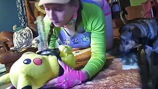 Schattige femboy zuigt en berijdt zijn pikachu