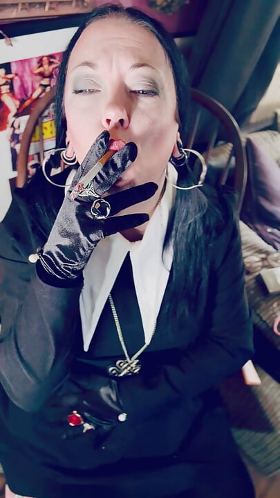 Mittwoch Addams, Tina Snua, Chain Smokes 2 Zigaretten In Satinhandschuhen - rauchende Raucher driftet Snap Inhales OMI OME Tipp zum Schwanz